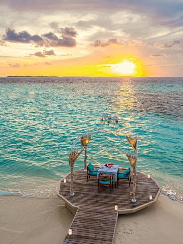 Romantic sandbank and beach dining